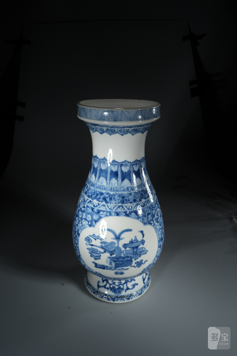 清康熙 青花龙穿花开窗博古纹琵琶尊 - 图3